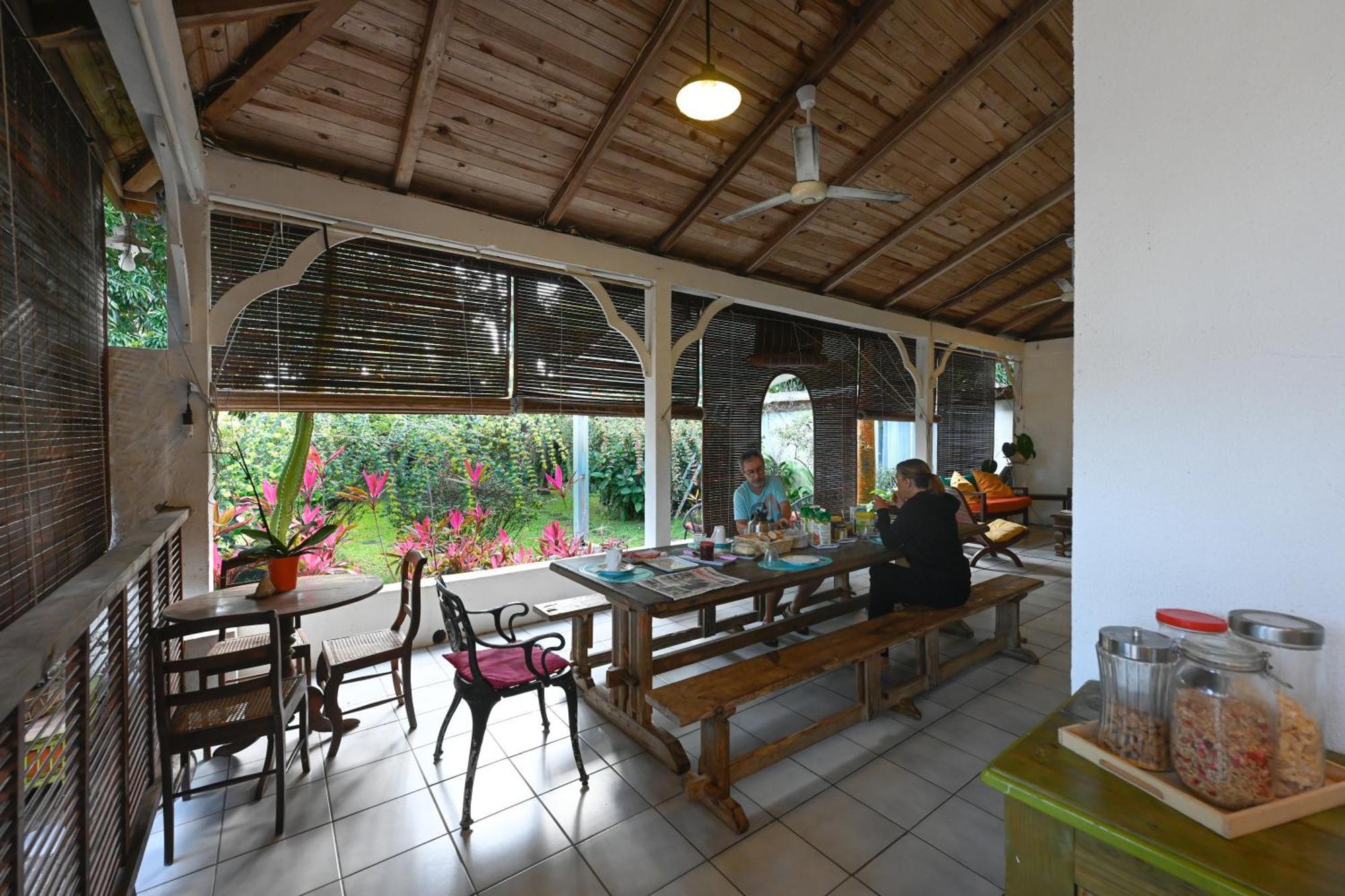 Le Medinilla Bed & Breakfast Bras-Panon Ngoại thất bức ảnh